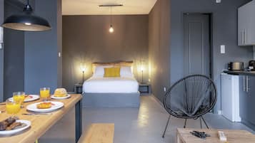 Deluxe Studio | 1 bedroom, blackout drapes, soundproofing, iron/ironing board