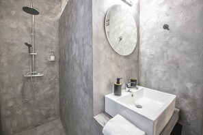 Departamento Deluxe | Baño | Regadera, regadera tipo lluvia, secadora de cabello, toallas 