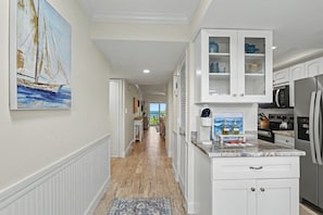 Condo, várias camas (Land's End 8-303 Beach Front) | Cozinha privada | Fogão, torradeira