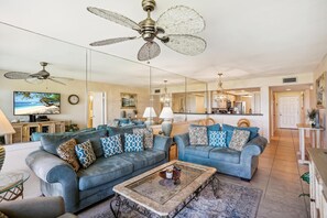 คอนโด, หลายเตียง (Land's End 8-303 Beach Front) | บริเวณนั่งเล่น | ทีวี