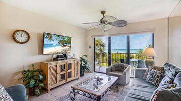 Appartement, meerdere bedden (Land's End 8-303 Beach Front) | Woonruimte | Een televisie