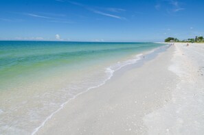 Appartement, 1 kingsize bed (Land's End 8-306 Beach Front - Premie) | Strand | Accommodatie ligt op het strand