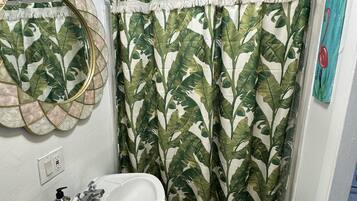 Séchoir à cheveux, serviettes fournies, savon, shampooing