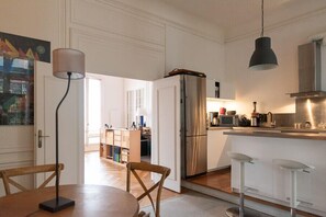 Kühlschrank, Ofen, Geschirrspüler, Wasserkocher mit Kaffee-/Teezubehör