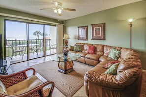 公寓客房, 多張床 (Land's End 9-204 Beach Front) | 起居區 | 電視