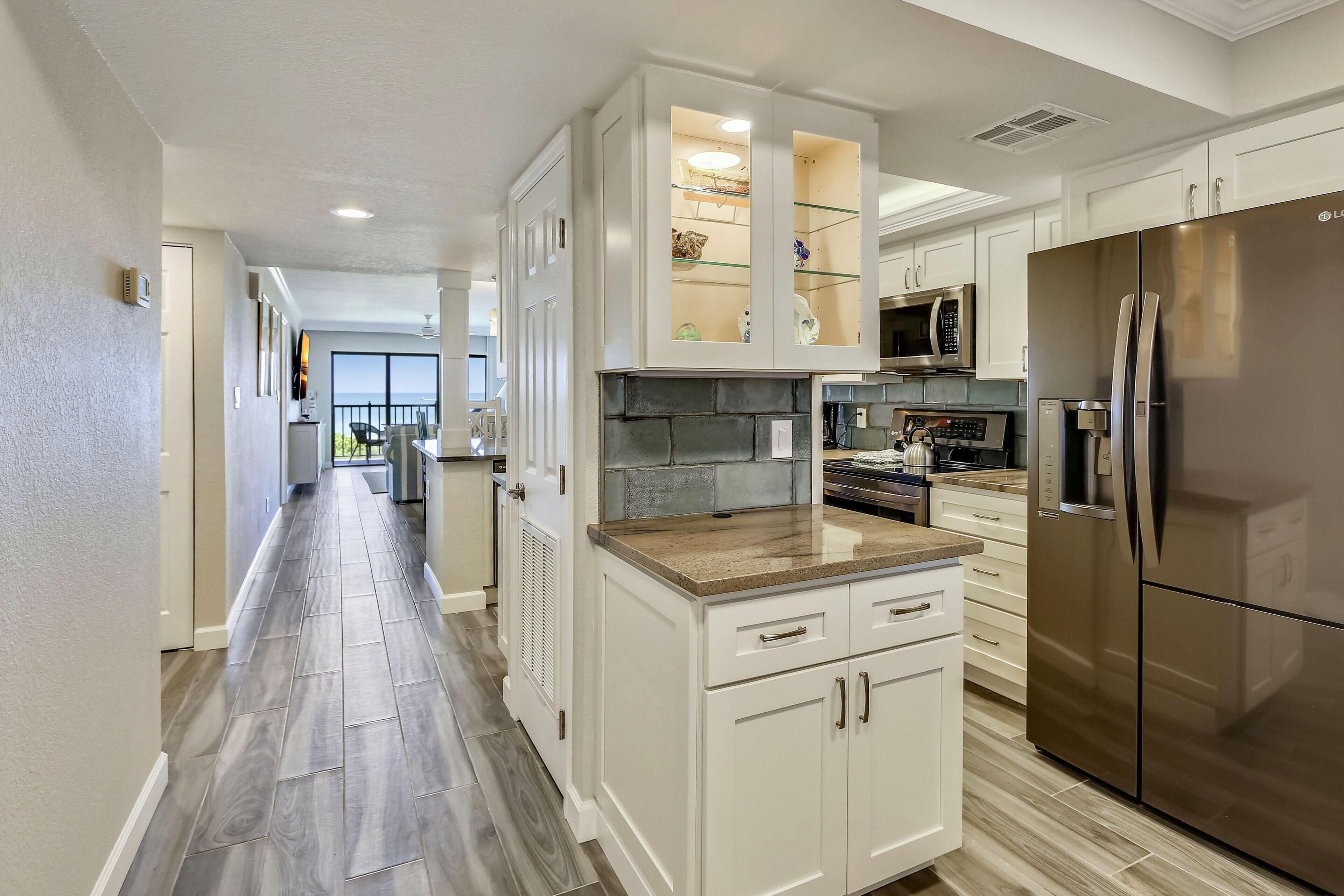 Condo, 1 King Bed (Land's End 9-304 Beach Front - Premie) | Private kitchen | Oven, toaster