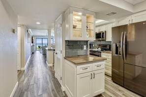 Lejlighed - 1 kingsize-seng (Land's End 9-304 Beach Front - Premie) | Privat køkken | Ovn, brødrister