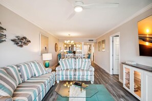 Apartment, 1Â King-Bett (Land's End 9-304 Beach Front - Premie) | Wohnbereich | Fernseher