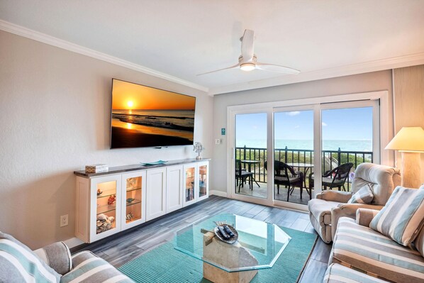 Huoneisto, 1 suuri parisänky (Land's End 9-304 Beach Front - Premie) | Oleskelualue | Televisio