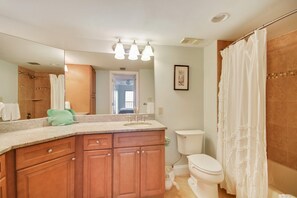 公寓客房, 多張床 (Land's End 9-404 Beach Front - Premie) | 浴室 | 番梘、廁紙