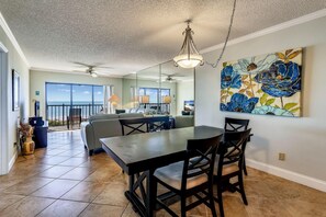 Apartment, Mehrere Betten (Land's End 9-404 Beach Front - Premie) | Speisen