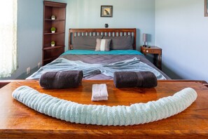 4 bedrooms, desk, iron/ironing board, travel cot - Family Game Room, XL Patio, 2 Kings & Secret Massage Nook– Group Getaway for 12 (Dallas)