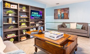 Smart TV, pebolim, mesa de pingue-pongue, livros