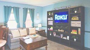 Smart TV, pebolim, mesa de pingue-pongue, livros