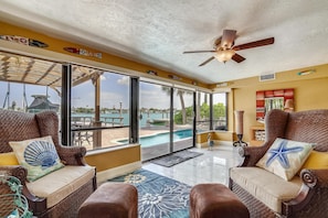 Casa, varias camas (Manatee Home - Water Front Pool Home) | Interior