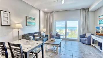 Kondominium, Beberapa Tempat Tidur (Madeira Bay Resort I 1504) | Area keluarga | TV