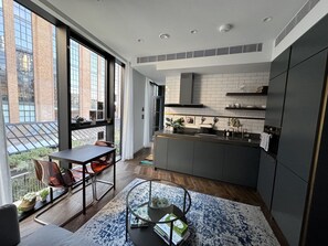 Kühlschrank, Mikrowelle, Ofen, Herdplatte