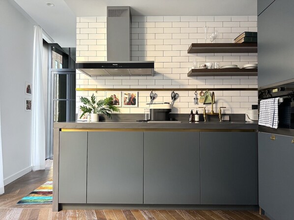 Kühlschrank, Mikrowelle, Ofen, Herdplatte