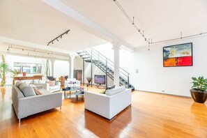 TV, fireplace