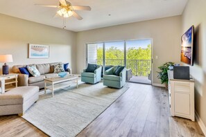 Apartment, Mehrere Betten (Mariner's Pointe 202) | Wohnbereich | Fernseher