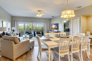 Apartment, Mehrere Betten (Mariner's Pointe 202) | Wohnbereich | Fernseher