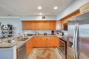 Condo, várias camas (Oceanside 302) | Cozinha privada | Fogão, torradeira