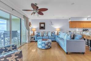 Condo, várias camas (Oceanside 302) | Área de estar | TV
