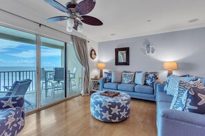 Condo, várias camas (Oceanside 302) | Área de estar | TV