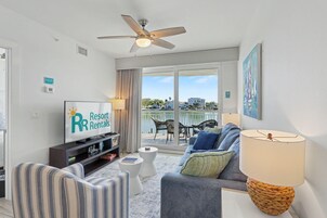 Condo, várias camas (Oceana 204 East) | Área de estar | TV