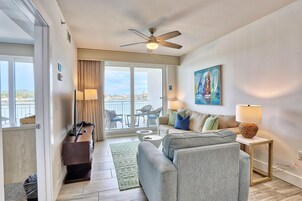 Condo, várias camas (Oceana 204 East) | Área de estar | TV