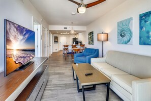 Condo, várias camas (Oceana 202 West) | Área de estar | TV