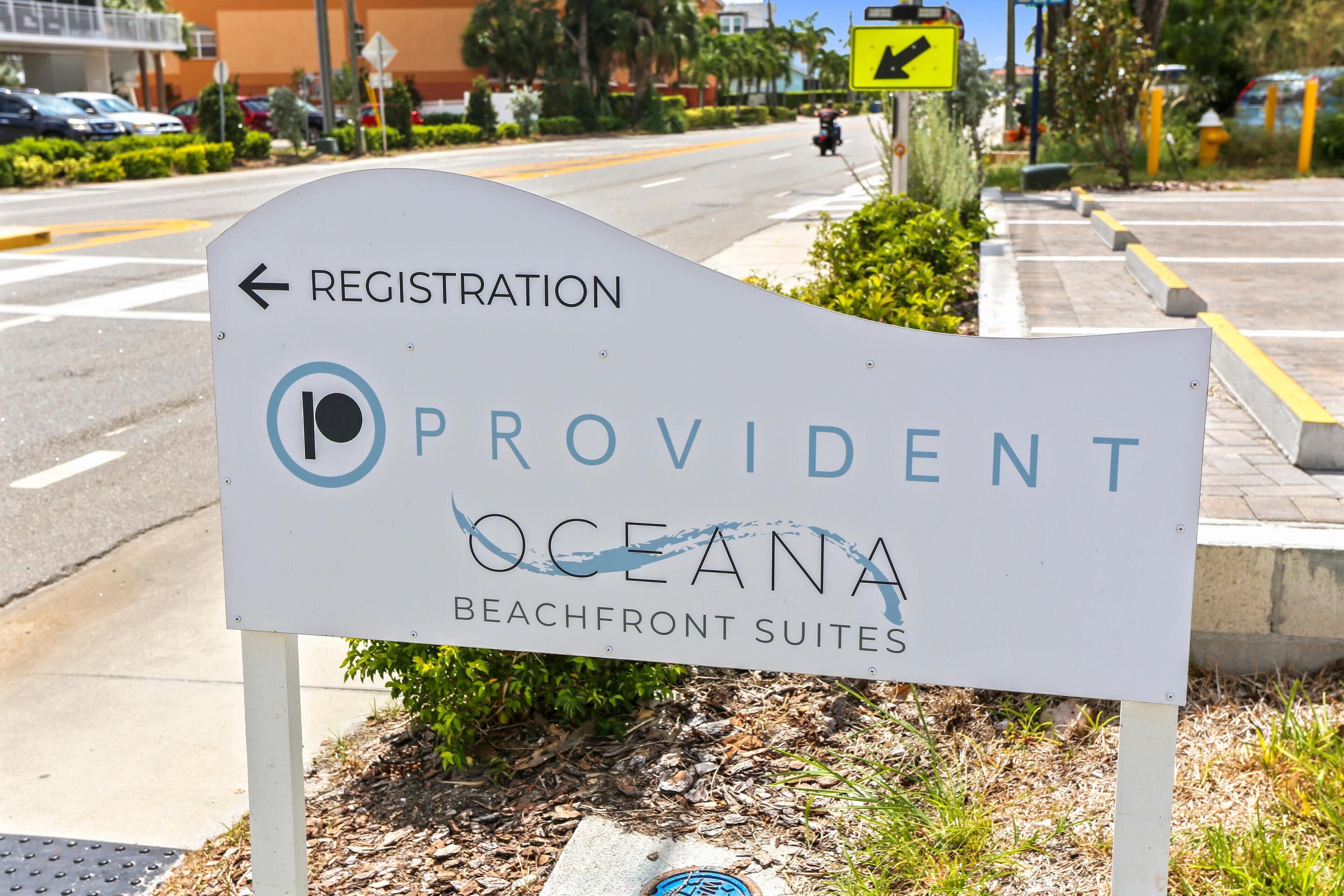 Un panneau indiquant la direction à suivre pour se rendre à la réception du Provident Ocean Beachfront Suites.