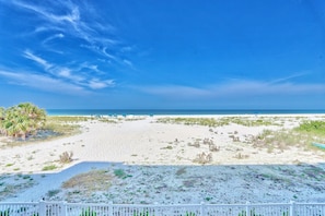 Condo, Plusieurs lits (Oceana 203 West) | Plage | Sur la plage