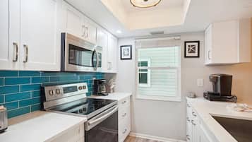 House, Multiple Beds (Pelican Pointe 2A) | Private kitchen
