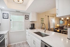 House, Multiple Beds (Pelican Pointe 2A) | Private kitchen