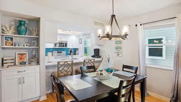 House, Multiple Beds (Pelican Pointe 2A) | Dining