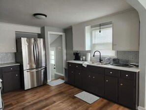 Kjøleskap, mikrobølgeovn, kokeplater og oppvaskmaskin