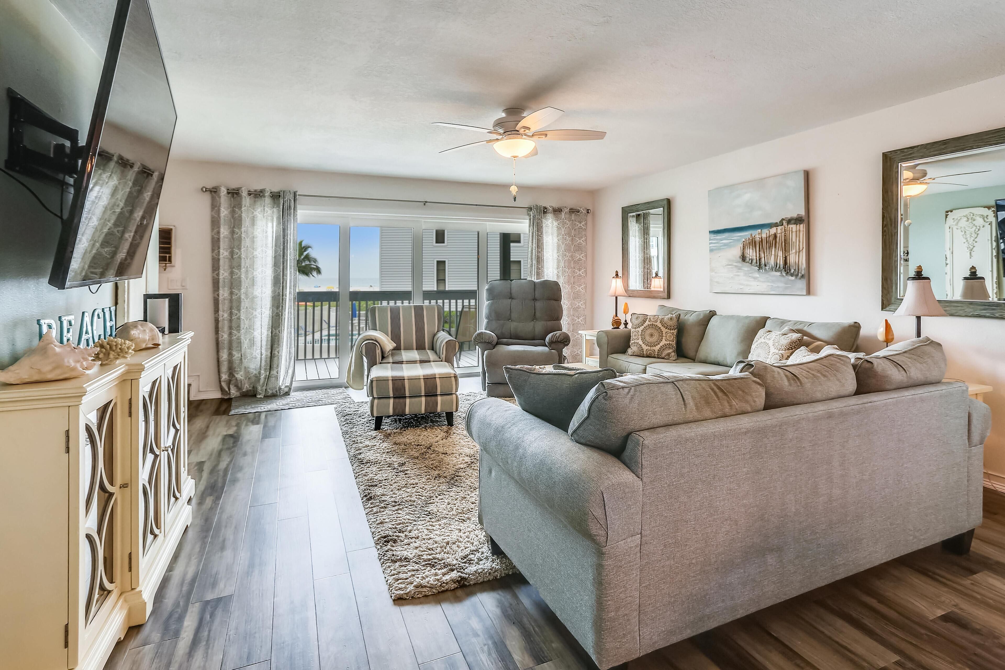 Rumah, Beberapa Tempat Tidur (Sand Dunes Townhome C2) | Area keluarga | TV