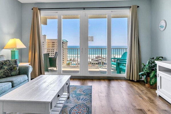 TV - Ocean View Condo-Laketown Wharf 827: 2Bd/2Bth+Bunkroom / 5 Pools / Private Beach (Panama City Beach)