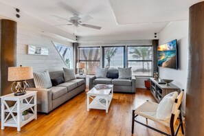 Hus - flere senge (Sunset Beach House 3BR) | Opholdsområde | Tv