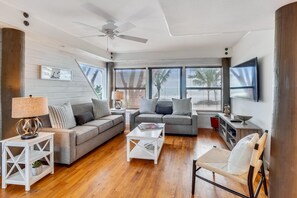 Ferienhaus, Mehrere Betten (Sunset Beach House - All) | Wohnbereich | Fernseher