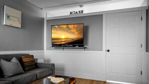 Huoneisto, 1 parisänky ja vuodesohva (Sunset Beach House - Beach Hugger 2) | Oleskelualue | Televisio