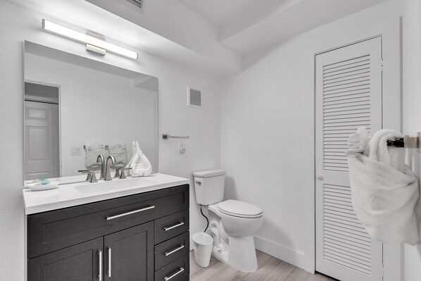 Casa, varias camas (Serenity By The Sea) | Baño | Jabón y papel higiénico