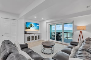 Casa, varias camas (Serenity By The Sea) | Zona de estar | Una televisión