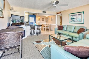 Appartement, meerdere bedden (Sunset Chateau 312) | Woonruimte | Een televisie