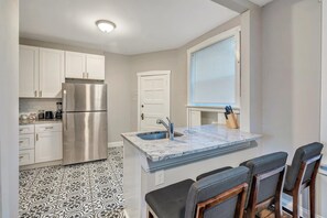 Apartamento, 3 habitaciones | Cocina privada | Frigorífico, microondas, placa de cocina y lavavajillas