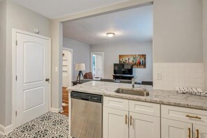 Apartamento, 4 habitaciones | Cocina privada | Frigorífico, microondas, placa de cocina y lavavajillas