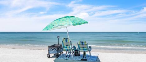 Appartamento, letti multipli (Sunset Chateau 506 - Premier) | Spiaggia | Sulla spiaggia