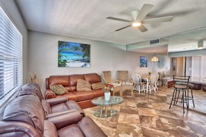 Condo, varias camas (Sunset Chateau 506 - Premier) | Área de sala de estar | Televisión 