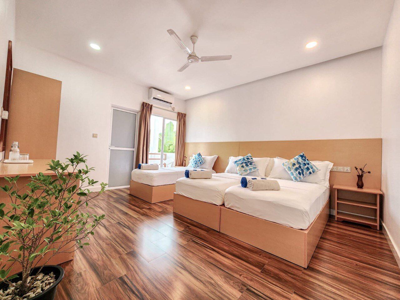 Deluxe Triple Room | Bathroom | Free toiletries, hair dryer